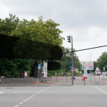 Der dunkel markierte Bereich stellt in etwa die Silhouette der Station St. Pauli der Musical-Seilbahn dar. Durch die zweidimensionale Projektion sind hier die Größenverhältnisse ein wenig irritierend: Die Station ist höher als die Ampel, und die Gondeln hängen etwa 1,5 bis zwei Meter über den Köpfen der Passant*innen