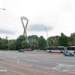 Der Nordpylon im Alten Elbpark überragt mit seinen 92 Metern sämtliche Gebäude in der Nachbarschaft. Nur der Michel iat mit 132 Metern höher. Das Bismarckdenkmal erreicht mit dem Sockel eine Höhe von 34,3 Metern. Auf diesem Bild stimmt die Ausrichtung der Stütze nicht so ganz, tatsächlich wäre von diesem Standort aus mehr die Schmalseite zu sehen.