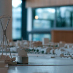 Im Stadtmodell der BSU (Maßstab 1:500) fehlte der Süd-Pylon – wir haben ihn ergänzt. Hier wird deutlich, dass die Stütze alle anderen Gebäude überragt. Auch die Elbhilharmonie ist mit etwa 110 Metern fast 20 Meter niedriger.